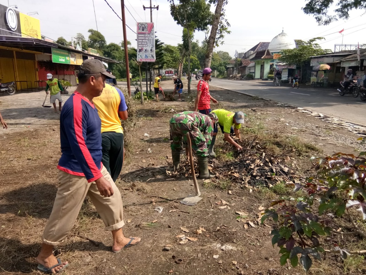 Ciptakan Lingkungan Bersih, Babinsa Sanankulon Dan Warga Gelar Kerja Bakti Bersama.