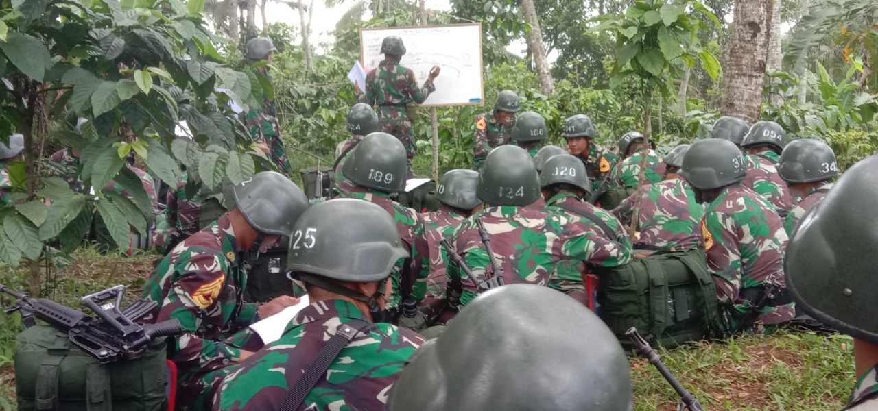 Gubernur Akademi Militer Tinjau Latihan Drltis Taruna Tingkat III di Daerah Latihan Kaloran.