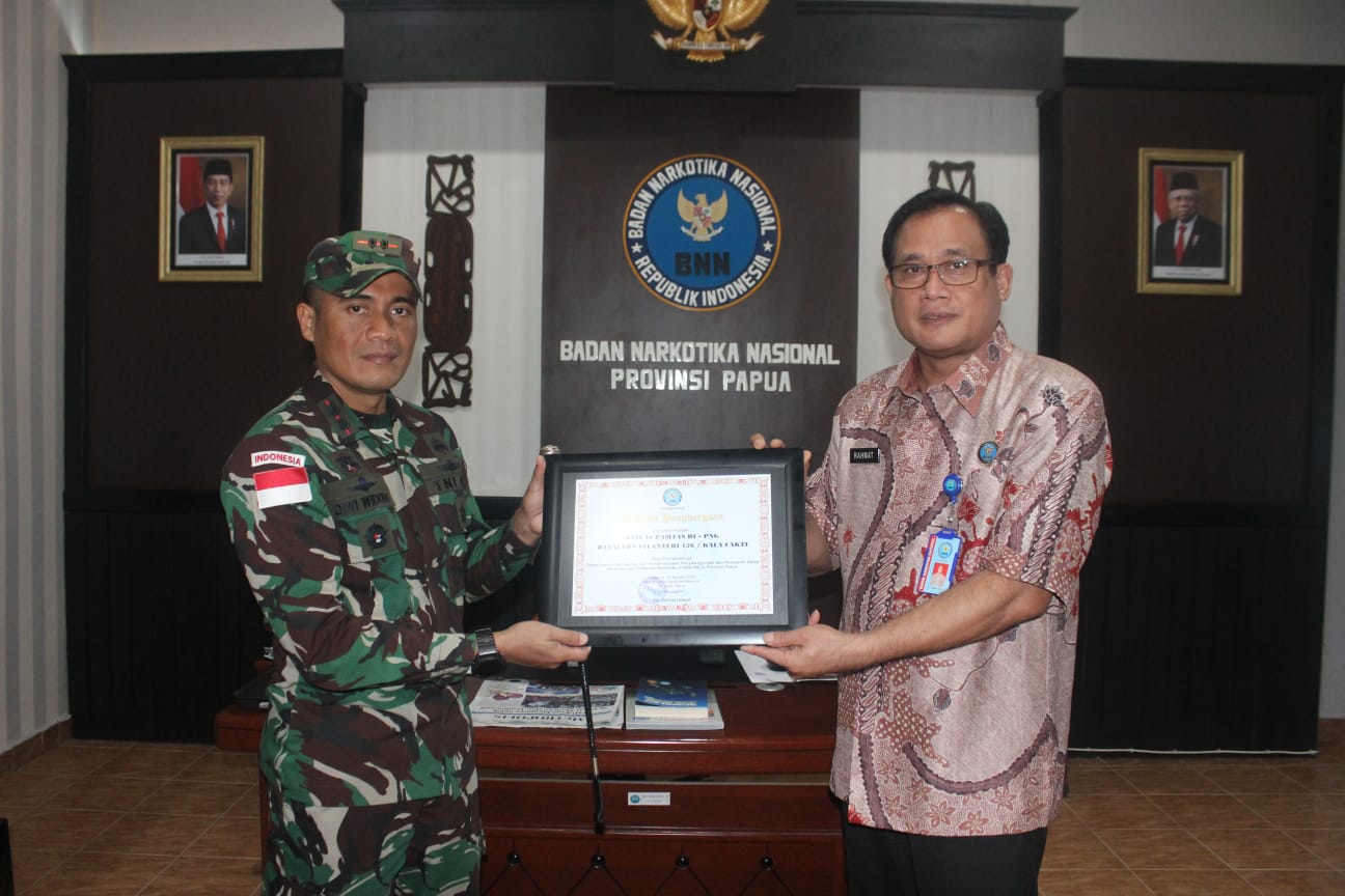 Berantas Peredaran Narkoba di Perbatasan, BNN Papua Berikan Penghargaan Kepada Satgas Yonif 126/KC.