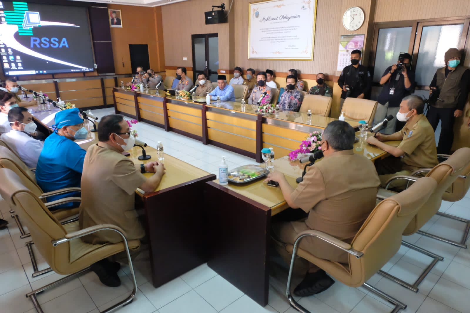 Forkopimda Jatim Jenguk Korban Tragedi Kanjuruhan, Pastikan Beri Perawatan Maksimal.