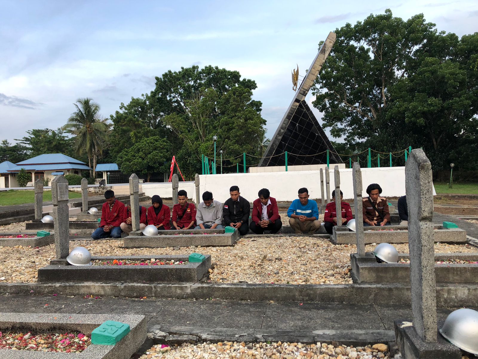 BEM Unsultra Lakukan Kunjungan dan Doa Bersama di Makam Pahlawan Dalam Refleksi Hari Pahlawan Nasional