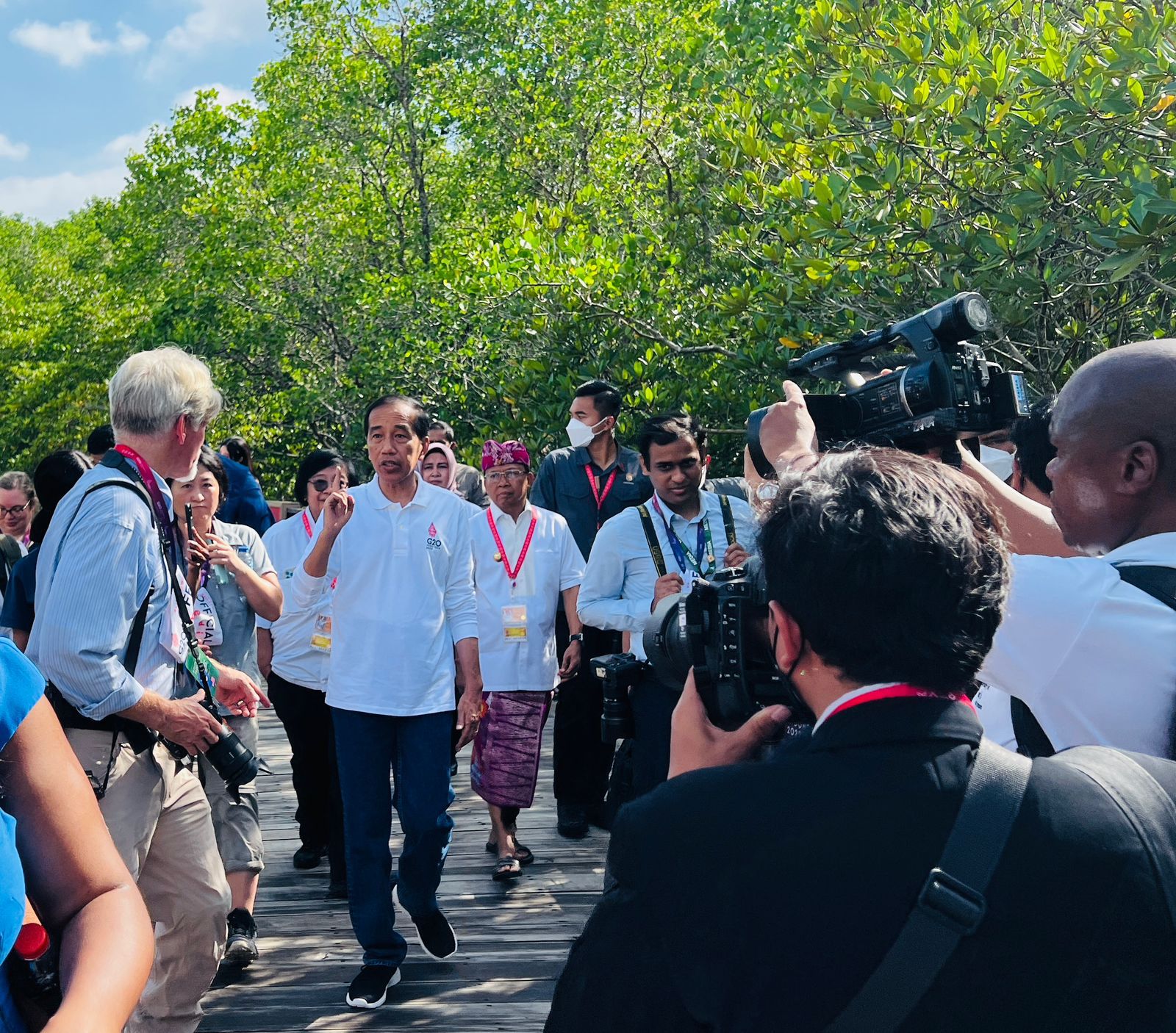 Saat Presiden Jokowi Ajak Wartawan Berteduh di Tempat VVIP Tahura