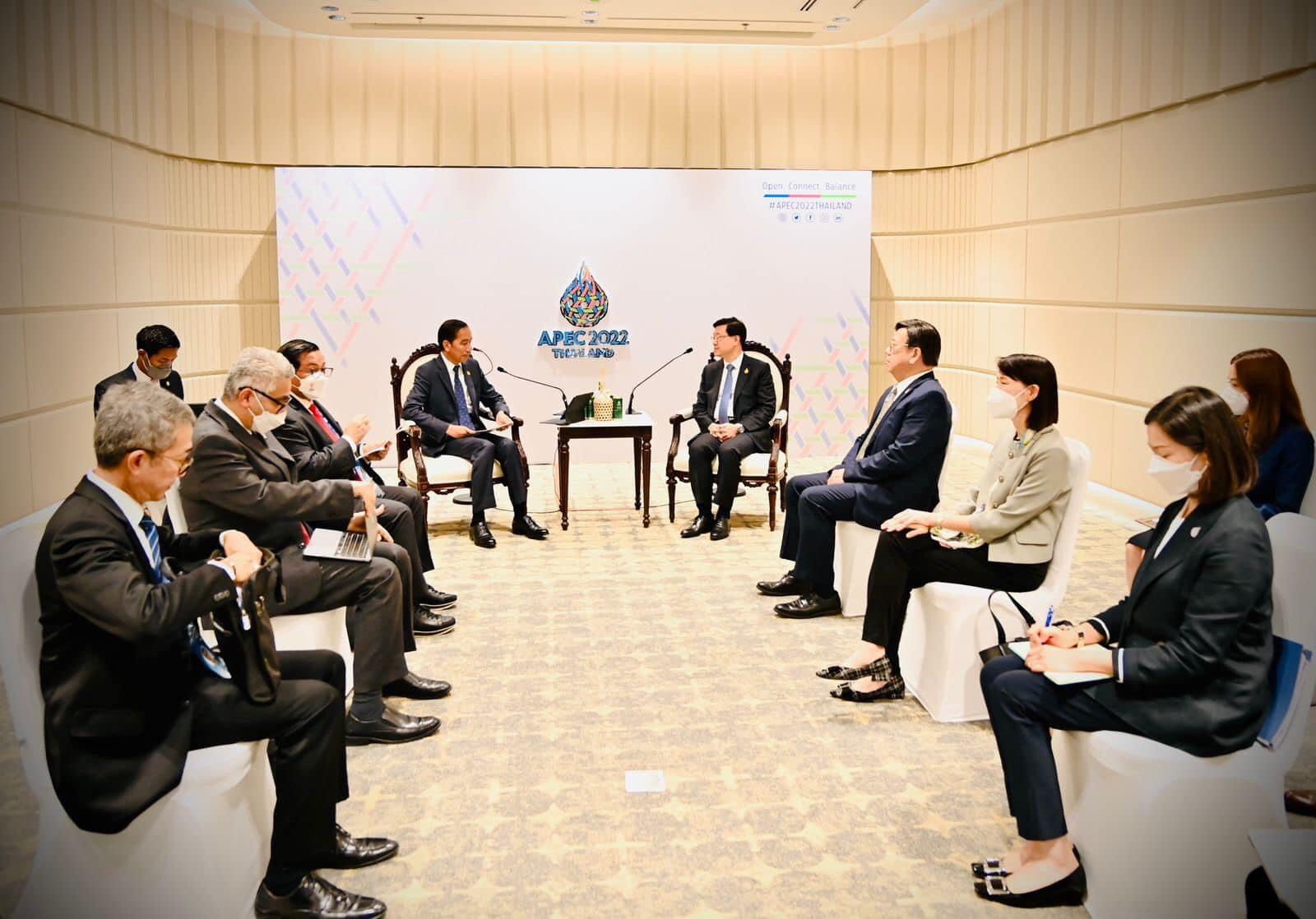 Bertemu Chief Executive Hong Kong, Presiden Bahas Isu Perdagangan dan Investasi, serta Perlindungan WNI