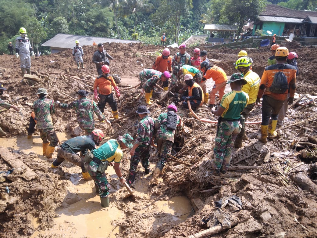 Puslatpur Marinir 6 Antralina dan Tim Sar Gabungan Temukan 3 orang Korban Bencana Gempa Cianjur
