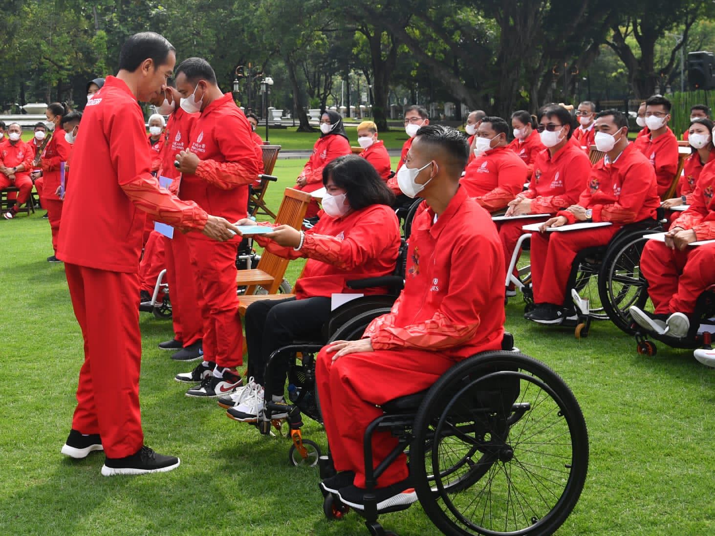 Presiden Jokowi Serahkan Bonus Apresiasi bagi Atlet ASEAN Paragames Ke-11