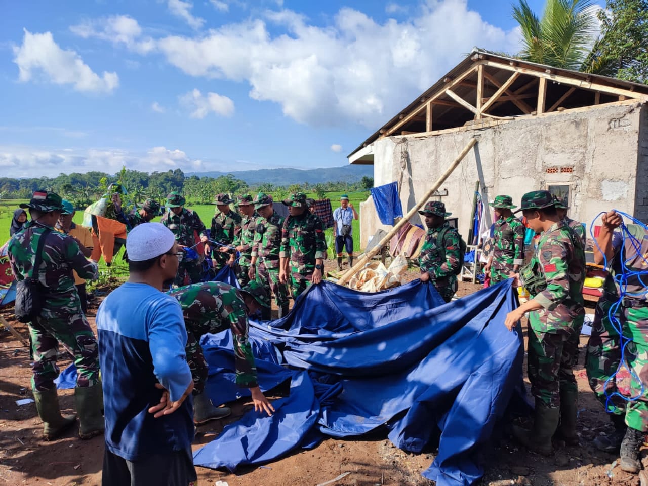Pasca Gempa Cianjur Prajurit Yonif 310/KK Bantu Warga Gekbrong