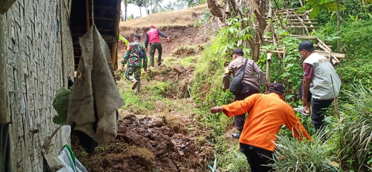 Dua Rumah Warga Rusak Berat Tertimpa Tanah Longsor, Kapolsek Cikakak Tinjau Langsung