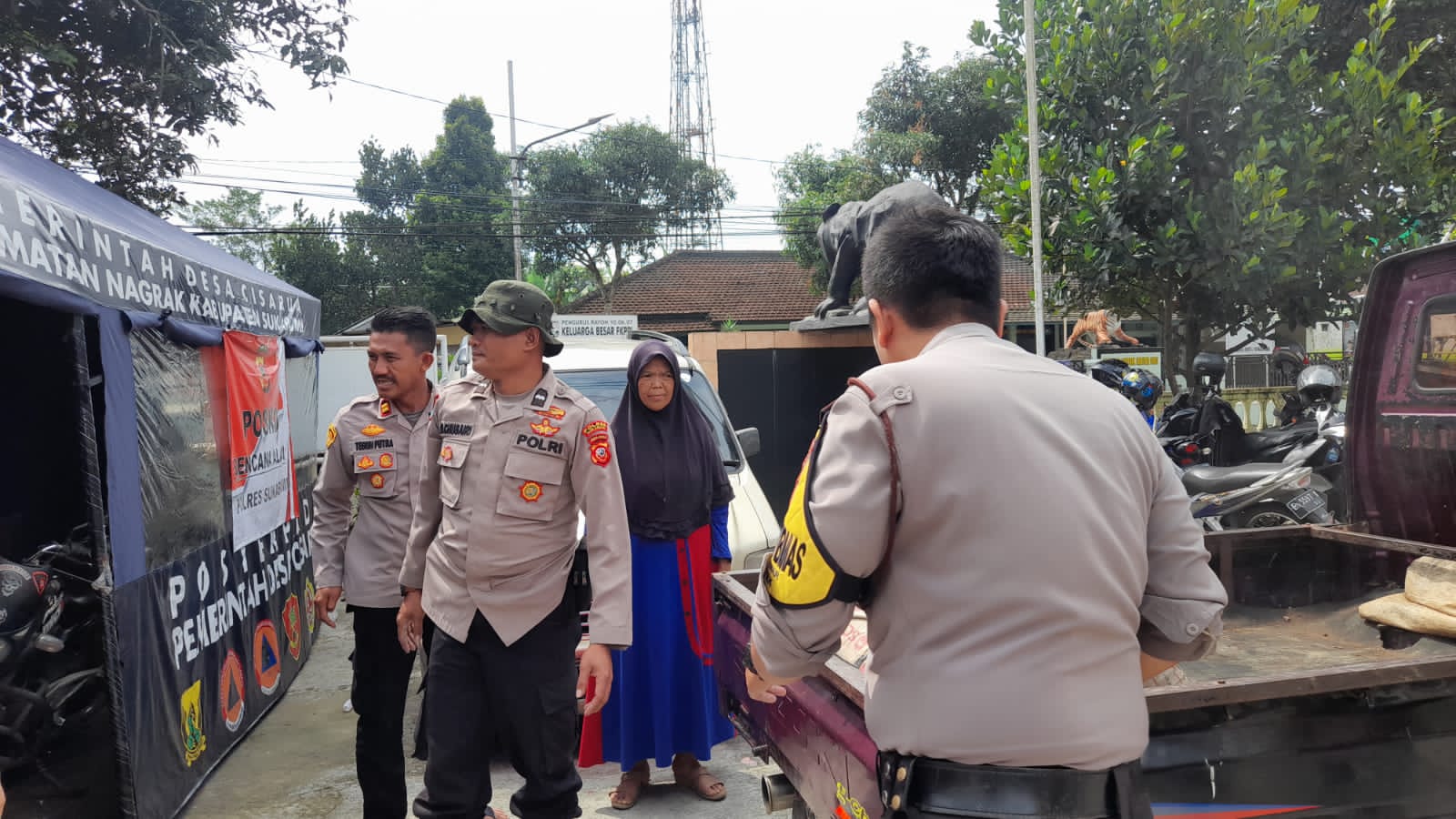 Ada Warga Terdampak Gempa Sukabumi, Kapolres Sukabumi Kirim Bantuan Semen Melalui Kapolsek Nagrak