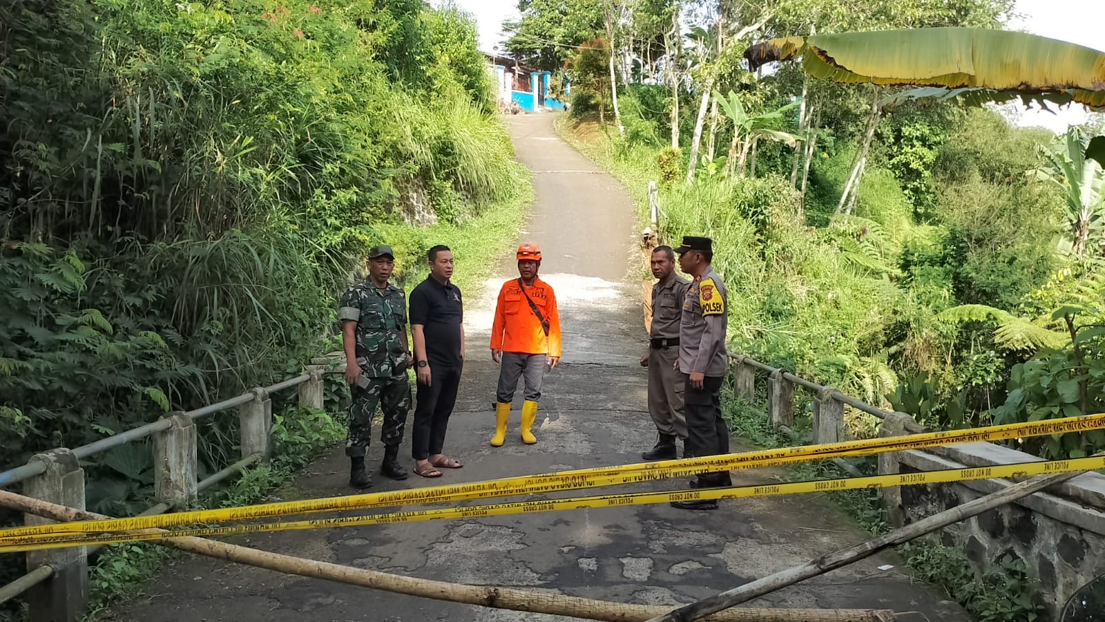 Jembatan Runtuh Kapolsek Parakansalak Pasang Garis Polisi dan Alihkan Arus Lalulintas ke Jalur Alternatif