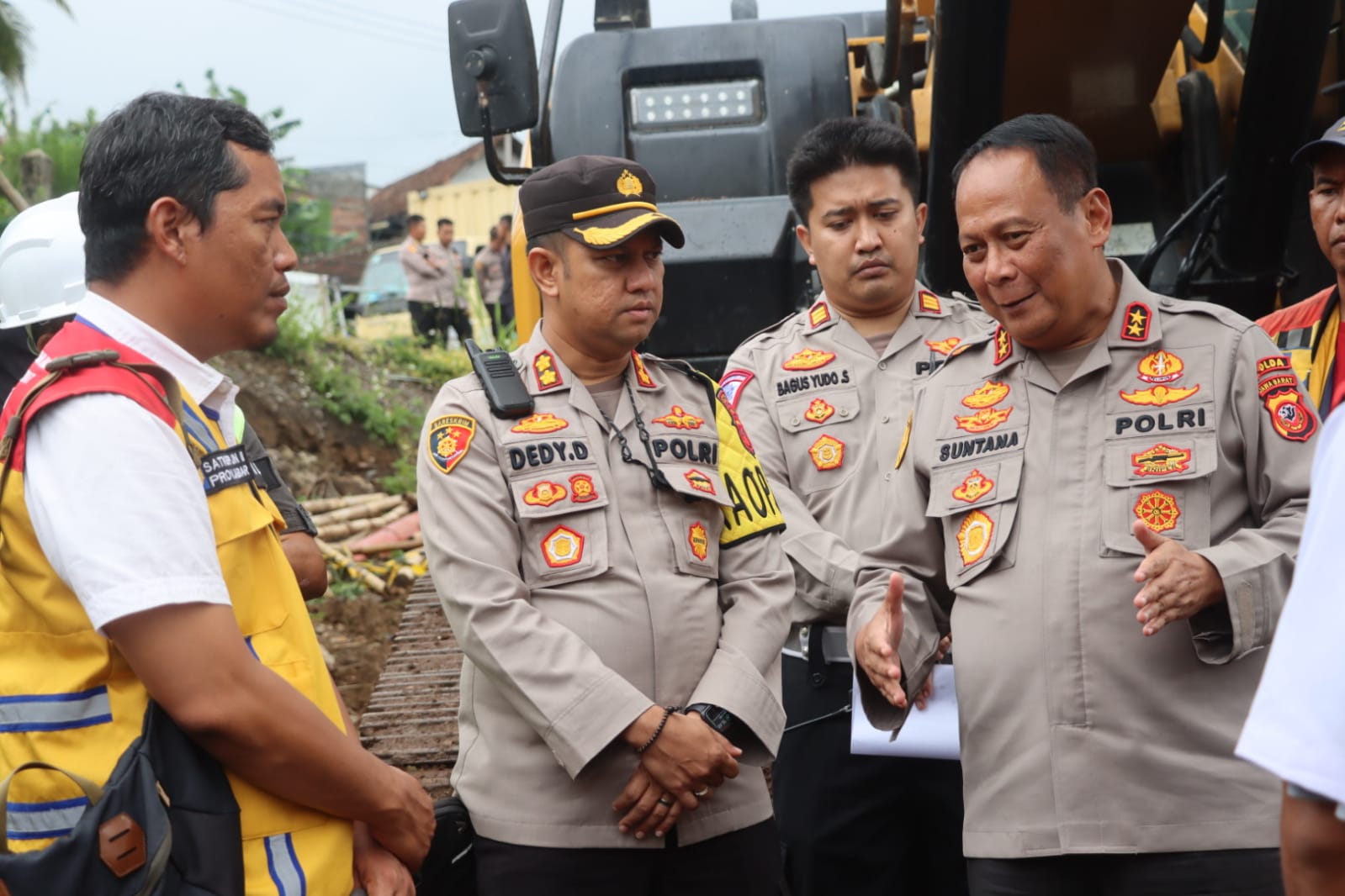 Kapolda Jabar Melaksanakan Peninjauan Perbaikan Jembatan Pamuruyan Cibadak