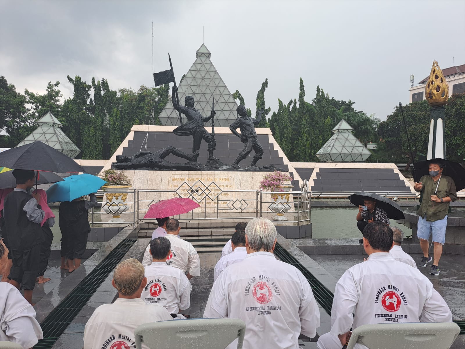 Bos Indonesia Lawyer Club Diduga Dzholim, Pemegang Sabuk Hitam Kyukushinkai Buktikan Kekompakan di Tugu Pahlawan