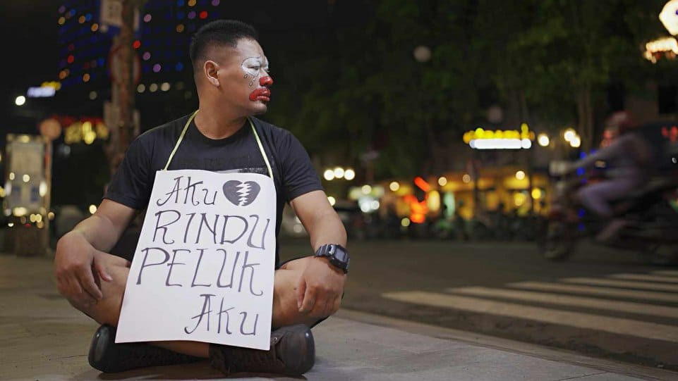 Jadi Badut Jalanan, Eko Sang Malam Ekspresikan Pahitnya Putus Cinta Lewati Videoklip Lagu Rindu