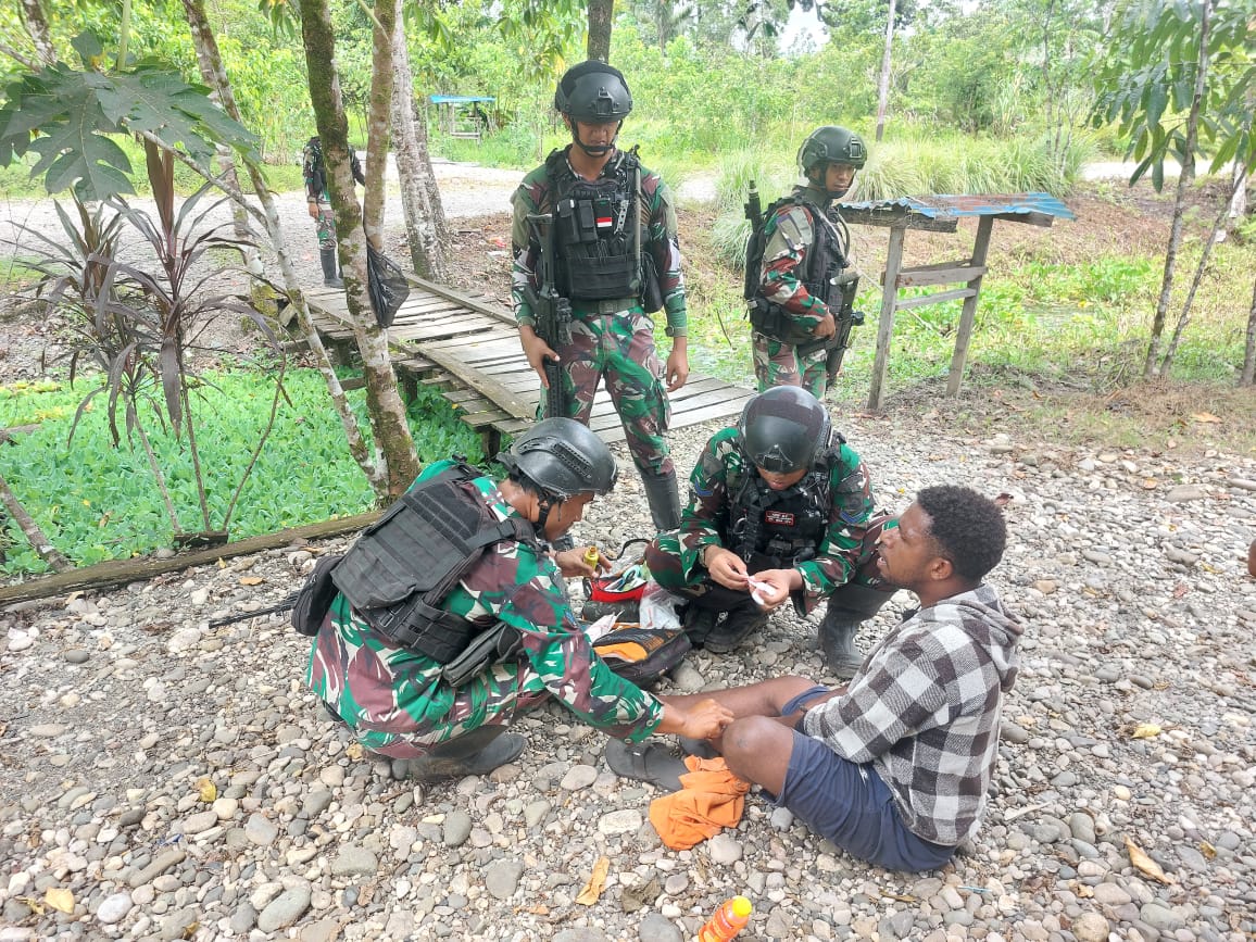 DanSatgas Pamtas Yonif 7 Marinir/Gobang Gelak Aksi Kemanusiaan Di Distrik Dekai