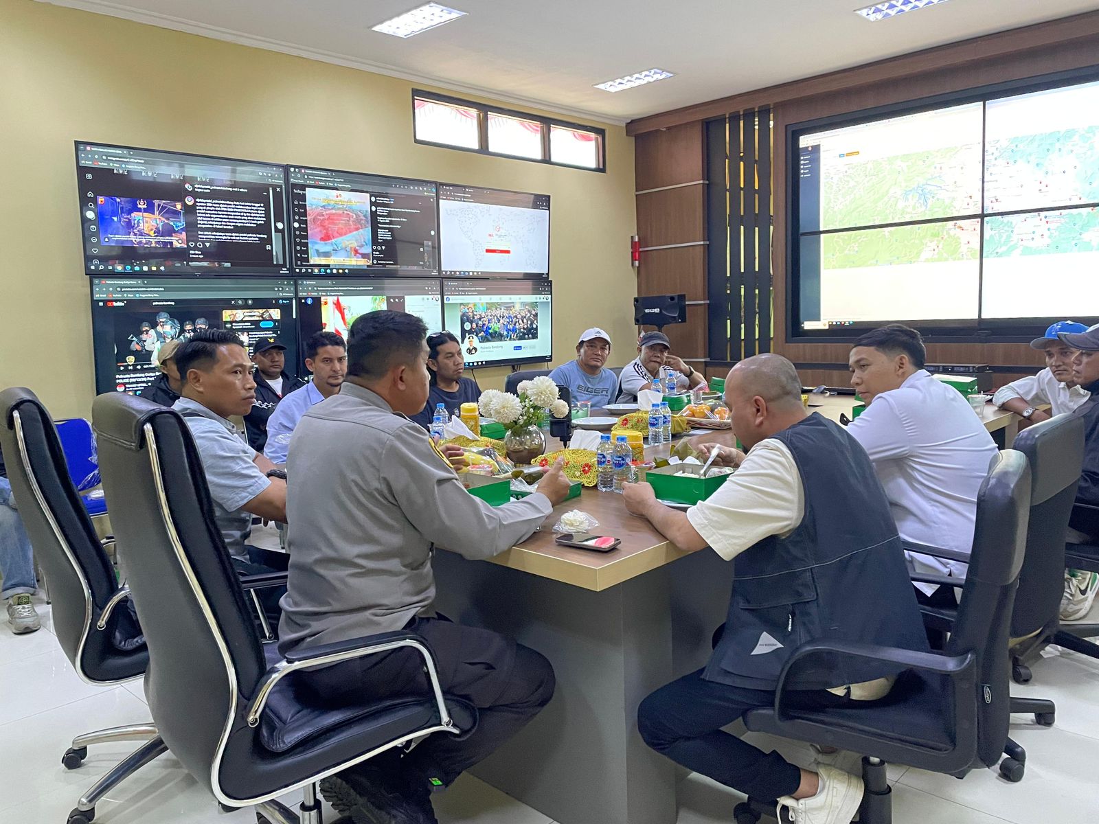 Wakapolresta Bandung Diskusi Bersama Perwakilan Suporter Sepakbola Persib Bandung dan Arema FC Malang Jelang Pertandingan BRI Liga 1