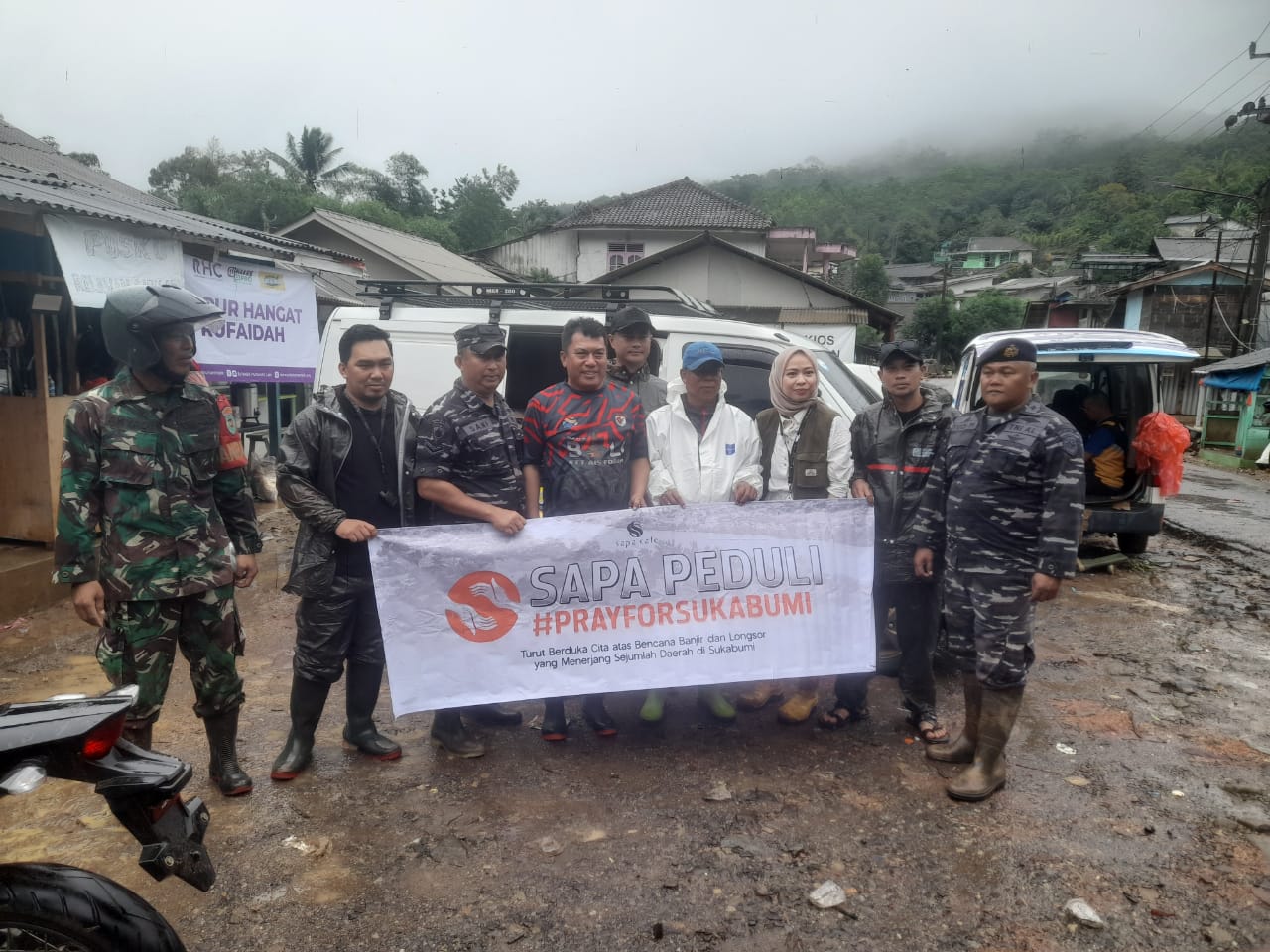 Pangkalan TNI AL Bandung Kerahkan Personel Satgas Siaga Bencana Bantu Evakuasi Korban Banjir Di Sukabumi