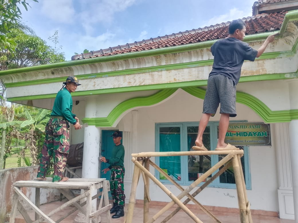 HUT ke-80 Korps Marinir, Prajurit Puslatpurmar 6 Antralina Sukabumi Gelar Baksos Pembersihan Masjid 