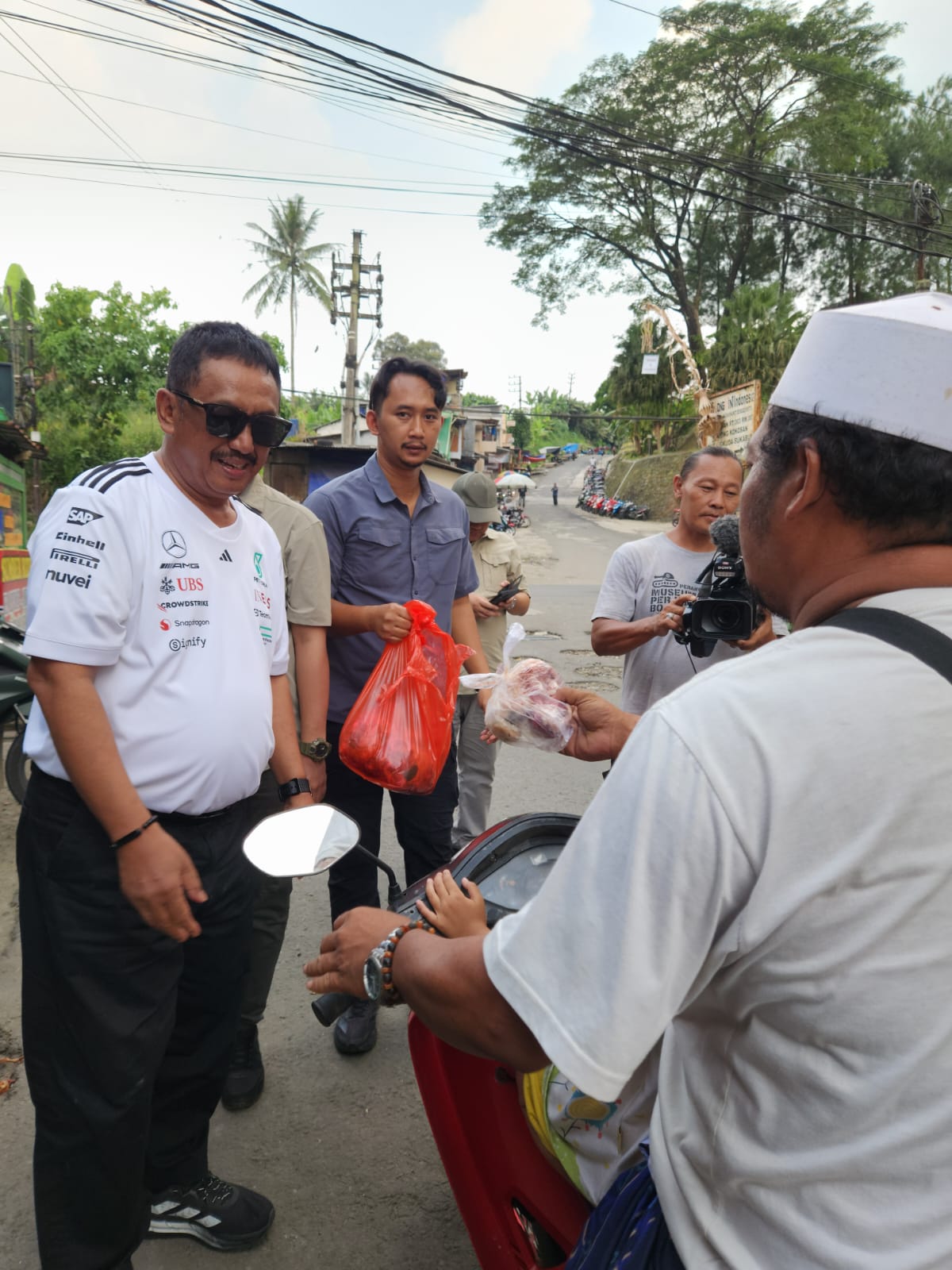Bupati Turun Langsung Bagikan Ribuan Daging Kurban Untuk Warga