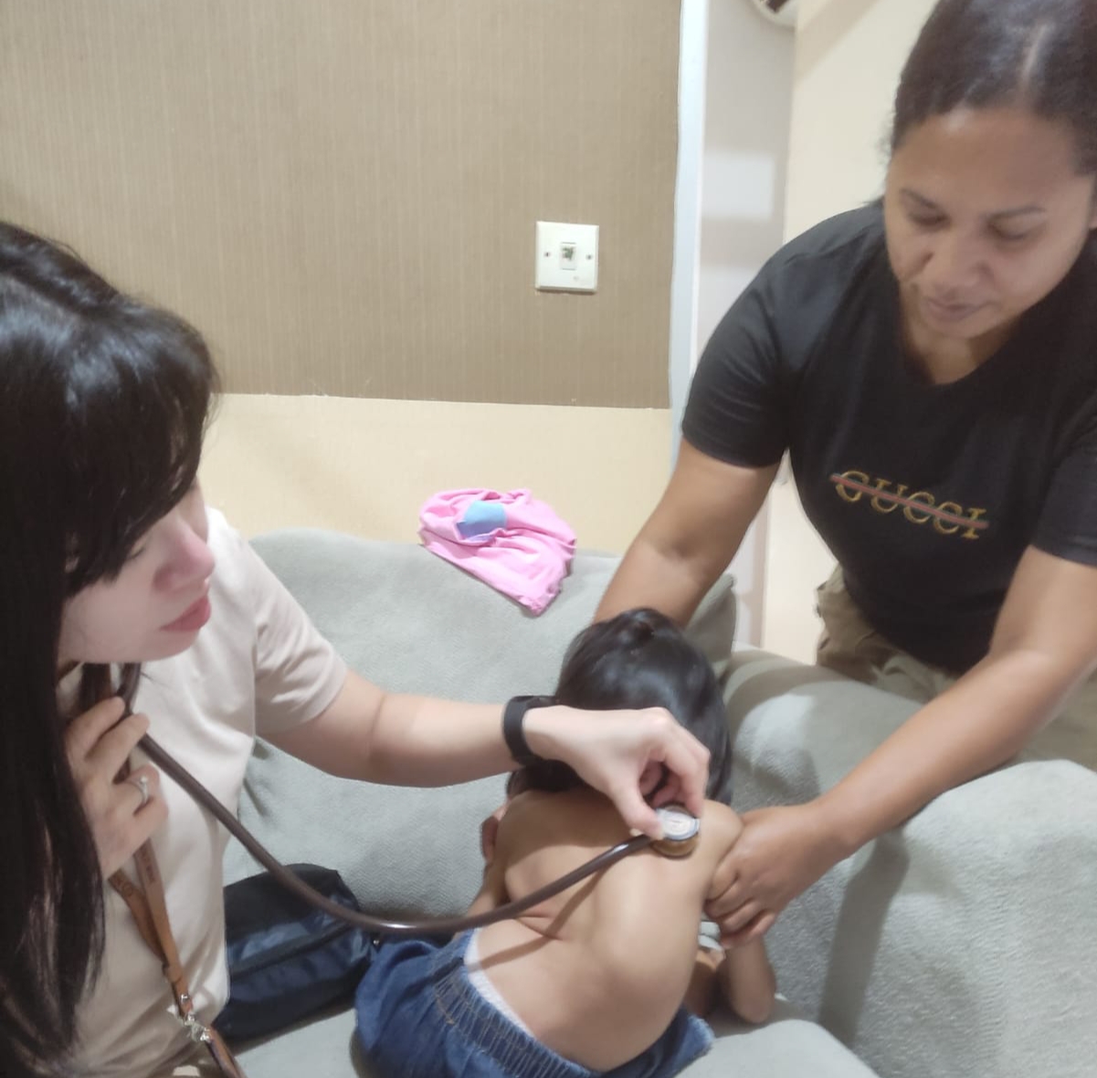 dr. Olivia Novianty Tim Kesehatan Hi. Robert Tangani Pasien Penyakit Skoliosis Asal Tobelo