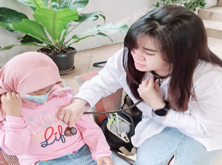 Program Haji Robert Peduli Kesehatan Berlanjut, Pasien Asal Loloda Dikontrol Langsung dr. Olivia