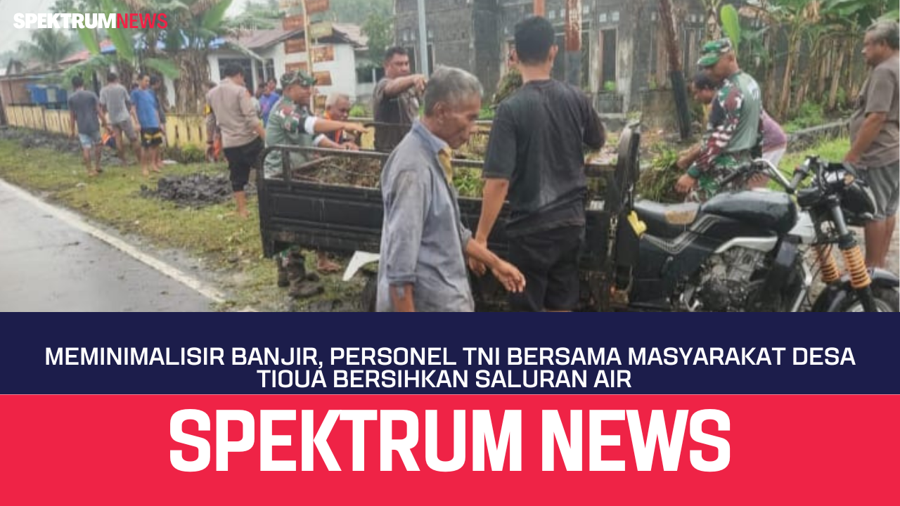 Guna Meminimalisir Banjir, Personel TNI Bersama Warga Desa Tioua Bersihkan Saluran Air