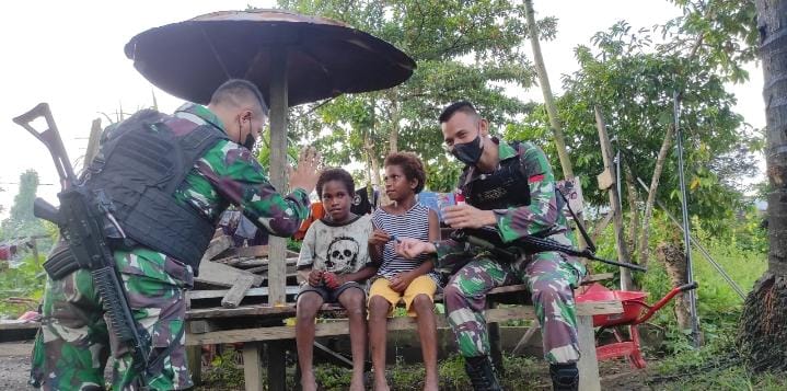  Begini Keceriaan Anak-anak Di Papua Bersama Satgas Pamtas Yonif 711/Rks