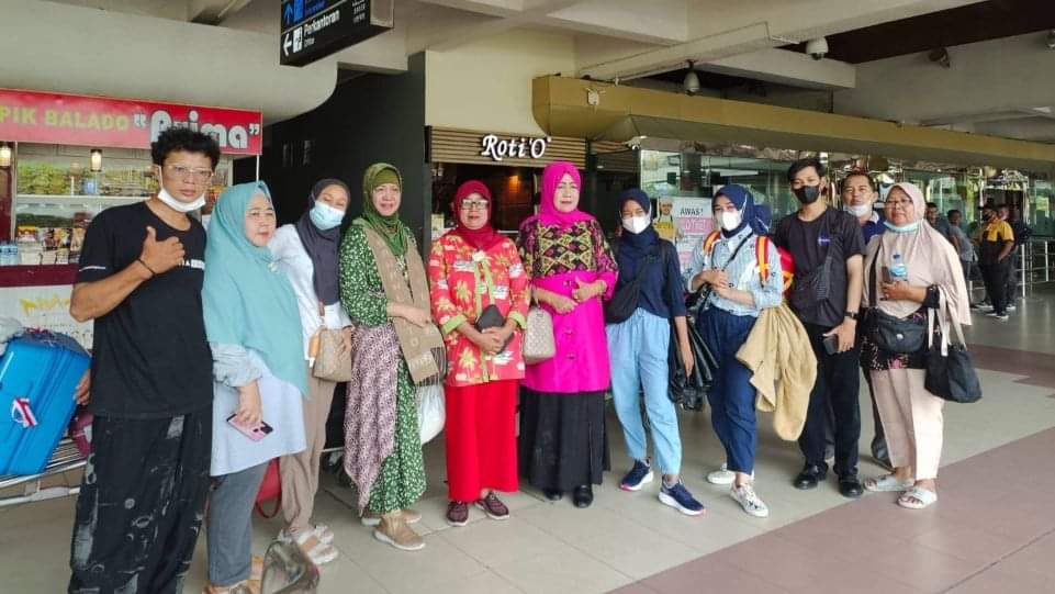 Ketua HWK Sumbar Zusneli Zubir Melepas Sumbar Talenta ke Tong Tong Fair 2022 Belanda