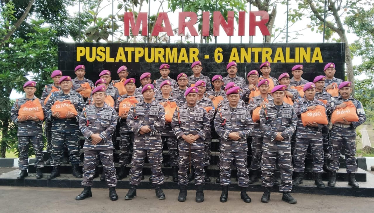 Danpuslatpur Marinir 6 Antralina Berikan Jam Komandan Dan Penyaluran Bingkisan Lebaran Mitra Bank BNI