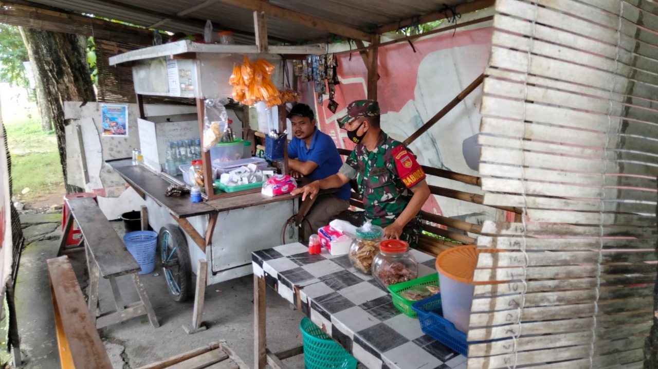 Komunikasi Dengan Pemilik Warung Hik, Ini Pesan Babinsa Serka Agus W